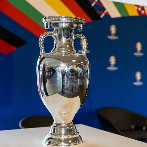 Fußball-EM-Pokal der Männer - Am Wochenende wird der EM-Pokal in Stuttgart ausgestellt. (Foto: IMAGO, IMAGO / Beautiful Sports)