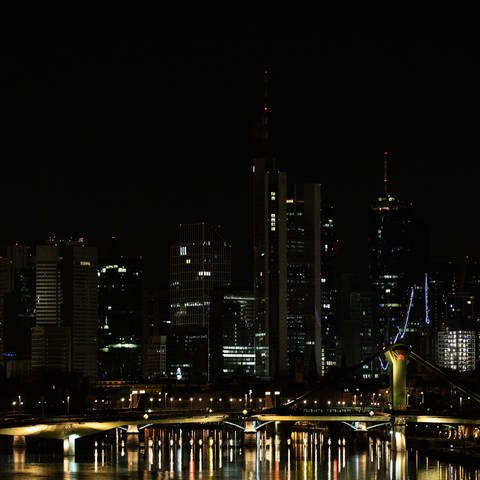 An vielen Hochhäusern der Frankfurter Skyline ging im März 2022 das Licht für eine Stunde aus. (Foto: dpa Bildfunk, picture alliance/dpa | Hannes P. Albert)