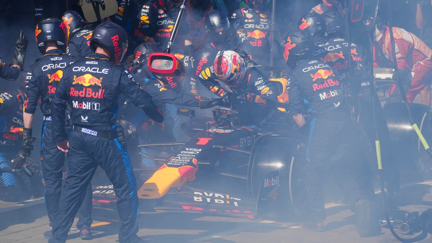 Max Verstappen muss das Rennen beenden - seine Bremse am rechten Hinterrad hatte Feuer gefangen, der Reifen explodierte. So endete die Siegesserie des Red-Bull-Piloten. (Foto: dpa Bildfunk, picture alliance/dpa/AP Pool | Scott Barbour)