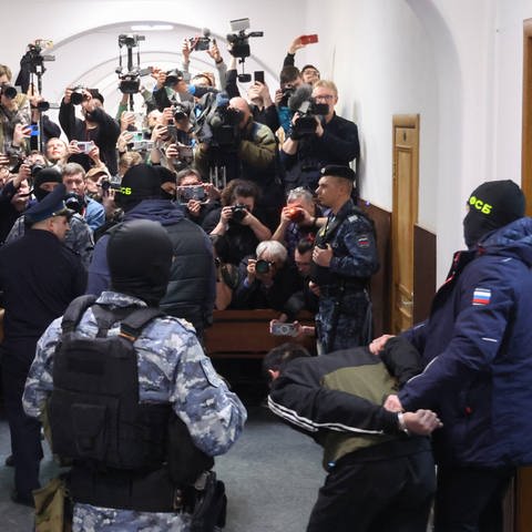 Die mutmaßlichen Täter des Terrorangriffs auf eine Konzerthalle in Moskau werden dem Haftrichter vorgeführt und der Presse präsentiert.