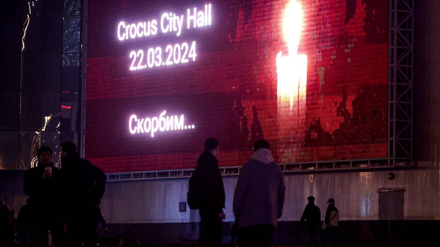 Eine Kerze leuchtet auf einem Bildschirm für die Opfer des Anschlags auf eine Konzerthalle in der Nähe von Moskau. (Foto: IMAGO, IMAGO / Russian Look)