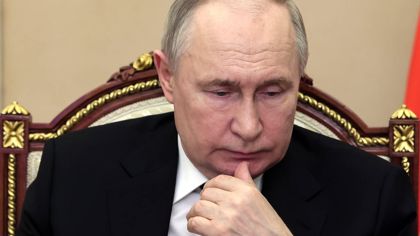 Auf diesem von der nationalen Nachrichtenagentur Sputnik via AP veröffentlichten Foto leitet Wladimir Putin, Präsident von Russland, eine Sitzung, in der Maßnahmen in Reaktion auf die Terroranschläge in der Crocus City Hall besprochen werden. (Foto: dpa Bildfunk, picture alliance/dpa/Pool Sputnik Kremlin/AP | Mikhail Metzel)