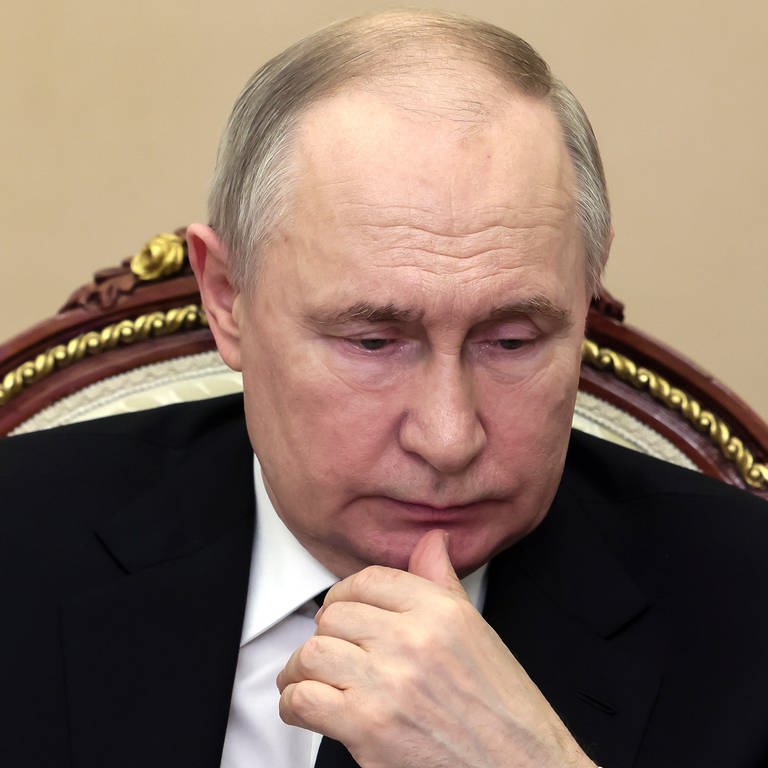 Auf diesem von der nationalen Nachrichtenagentur Sputnik via AP veröffentlichten Foto leitet Wladimir Putin, Präsident von Russland, eine Sitzung, in der Maßnahmen in Reaktion auf die Terroranschläge in der Crocus City Hall besprochen werden. (Foto: dpa Bildfunk, picture alliance/dpa/Pool Sputnik Kremlin/AP | Mikhail Metzel)