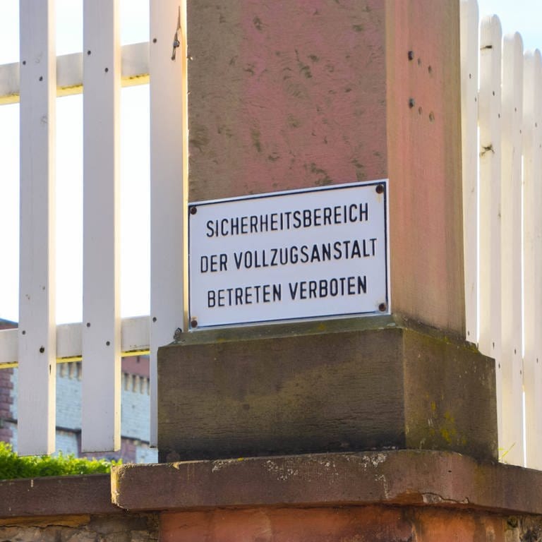 Ein Schild an der JVA Bruchsal: Sicherheitsbereich der Vollzugsanstalt - betreten verboten.  (Foto: IMAGO, IMAGO / Einsatz-Report24)