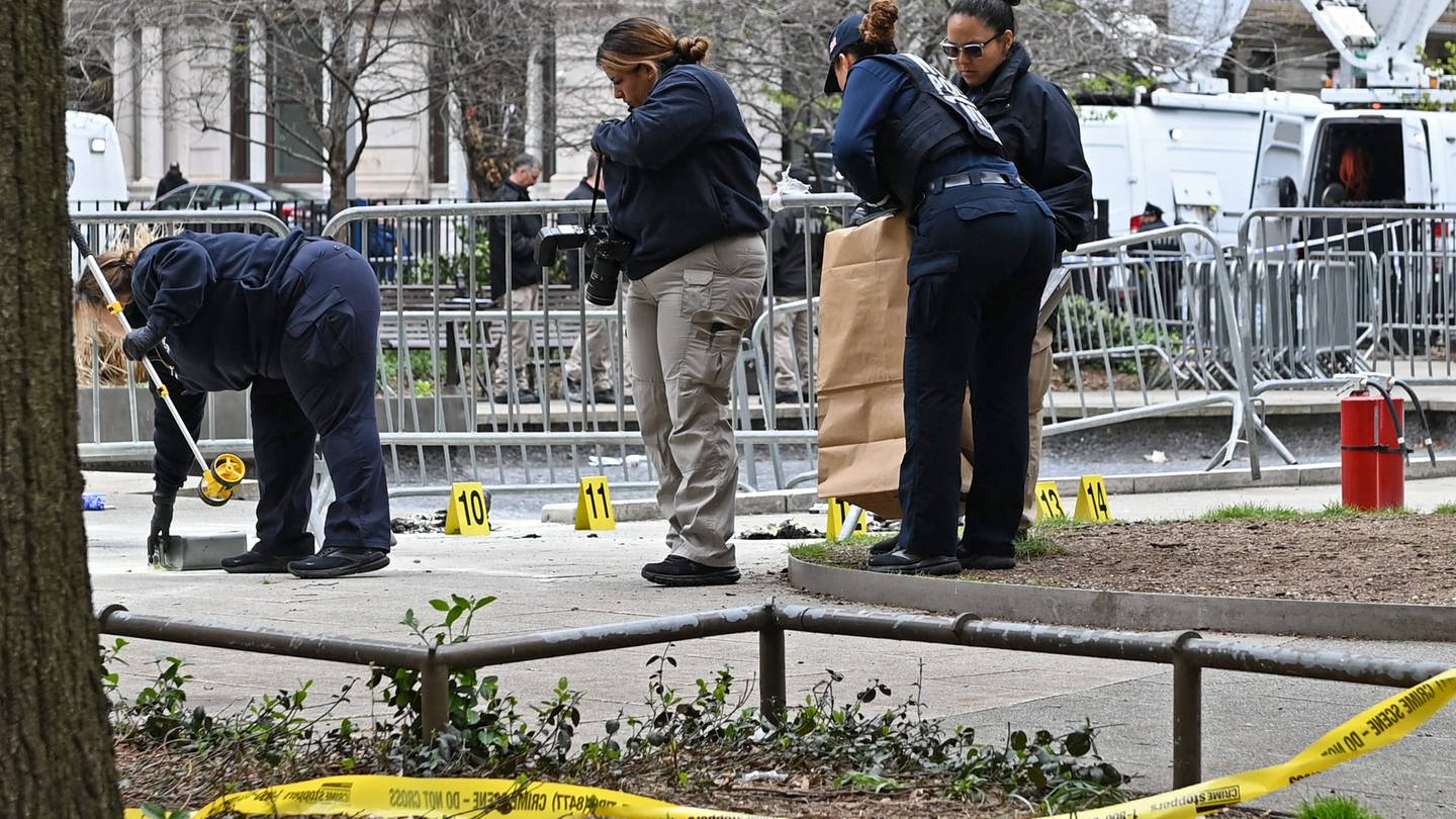Der Tatort: Vor dem Gerichtsgebäude in New York hat sich ein Mann angezündet. Er ist an seinen Verletzungen gestorben. (Foto: IMAGO, IMAGO / ZUMA Wire)