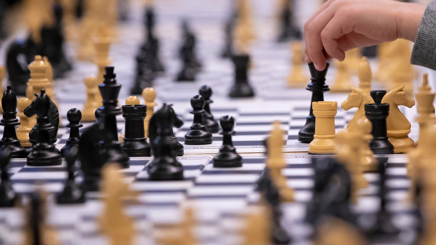 Teilnehmer des Schul-Schachturniers spielen Schach - 58 Stunden Schach am Stück: Nigerianer stellt in New York Weltrekord auf (Foto: dpa Bildfunk, picture alliance/dpa | Felix König)