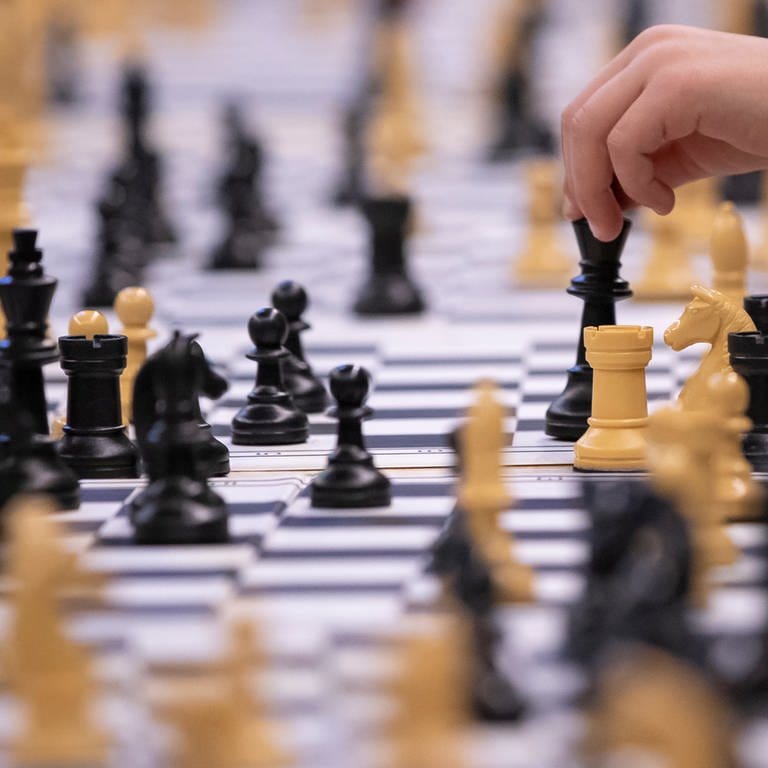 Teilnehmer des Schul-Schachturniers spielen Schach - 58 Stunden Schach am Stück: Nigerianer stellt in New York Weltrekord auf 