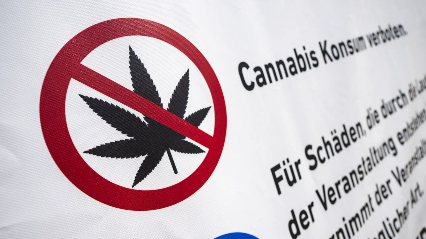 SYMBOLBILD: Cannabis wird an Bahnhöfen verboten. Die Deutsche Bahn will das Verbot in die Hausordnung reinschrieben, Kiffen ist auch im Raucherbereich nicht erlaubt. (Foto: dpa Bildfunk, picture alliance/dpa | Marijan Murat)
