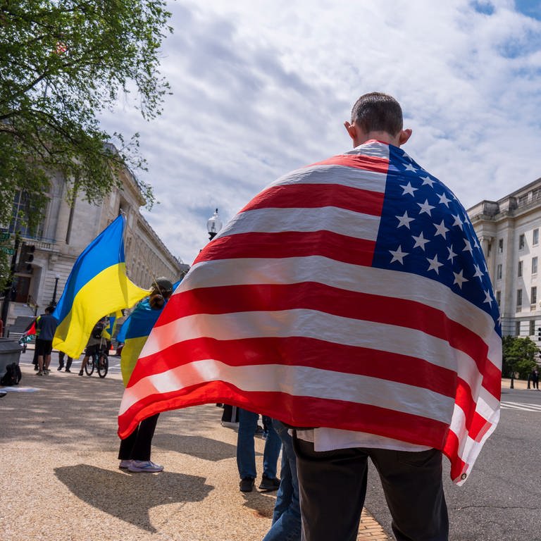 Aktivisten, die die Ukraine unterstützen, demonstrieren - as US-Repräsentantenhaus hat nach monatelanger Blockade ein milliardenschweres Hilfspaket mit dringend benötigten Waffenlieferungen für die von Russland angegriffene Ukraine gestimmt. (Foto: dpa Bildfunk, picture alliance/dpa/AP | J. Scott Applewhite)