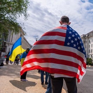 Aktivisten, die die Ukraine unterstützen, demonstrieren - as US-Repräsentantenhaus hat nach monatelanger Blockade ein milliardenschweres Hilfspaket mit dringend benötigten Waffenlieferungen für die von Russland angegriffene Ukraine gestimmt. (Foto: dpa Bildfunk, picture alliance/dpa/AP | J. Scott Applewhite)