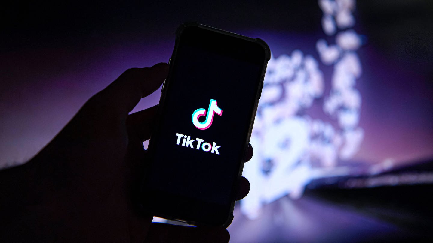 Das US-Repräsentantenhaus hat erneut beschlossen: Entweder wird TikTok verkauft - oder die App fliegt aus den Stores. Wie wahrscheinlich ist das? (Foto: IMAGO, IMAGO / ABACAPRESS)