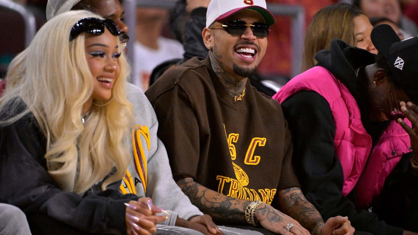 NCAA, College League, USA Womens Basketball: UCLA at Southern California Jan 14, 2024; Los Angeles, California, USA; Rapper Saweetie, fashion designer Tracey Mills and singer-songwriter Chris Brown attend the game between the USC Trojans and the UCLA Bruins at Galen Center. (Foto: IMAGO, IMAGO / USA TODAY Network)