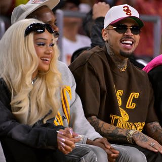 NCAA, College League, USA Womens Basketball: UCLA at Southern California Jan 14, 2024; Los Angeles, California, USA; Rapper Saweetie, fashion designer Tracey Mills and singer-songwriter Chris Brown attend the game between the USC Trojans and the UCLA Bruins at Galen Center. (Foto: IMAGO, IMAGO / USA TODAY Network)