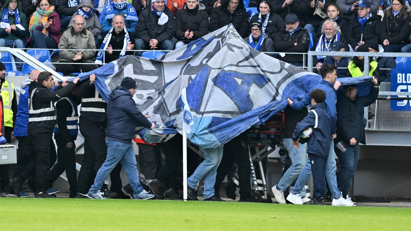 Ein Karlsruher Fan ist von der Brüstung gestürzt und musste versorgt werden. (Foto: IMAGO, IMAGO / Jan Huebner)