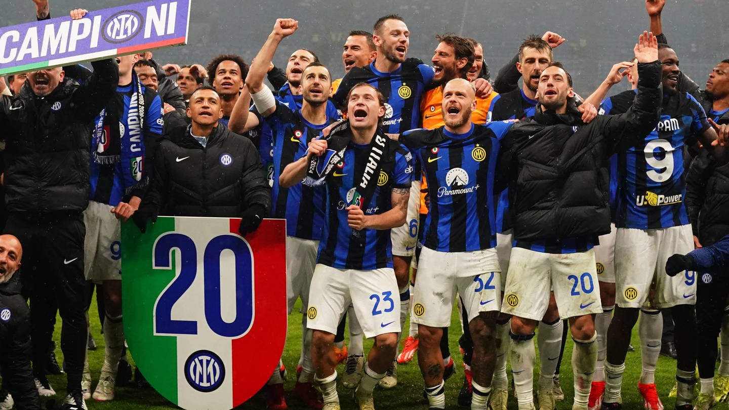 Die Spieler von Inter Mailand feiern die italienische Meisterschaft (Foto: IMAGO, IMAGO / LaPresse)