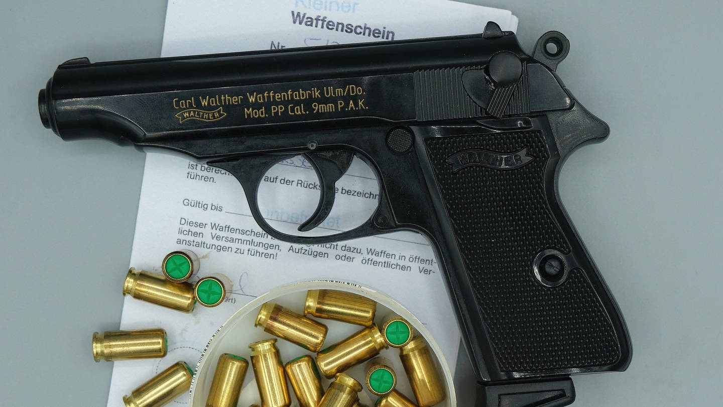 SYMBOLBILD: Schreckschusspistole mit Munition und kleinem Waffenschein. (Foto: IMAGO, IMAGO / Hartenfelser)
