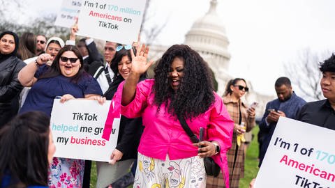 Menschen in USA protestieren gegen TikTok-Bann (Foto: IMAGO, IMAGO / Newscom World)