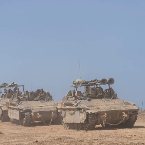 Israelische Soldaten fahren in Mannschaftstransportern in der Nähe der Grenze zum Gazastreifen, im Süden Israels. (Foto: dpa Bildfunk, picture alliance/dpa/AP | Ohad Zwigenberg)