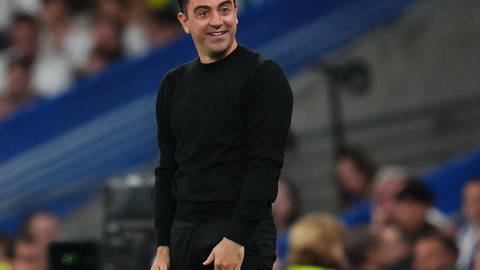 Xavi als Trainer des FC Barcelona an der Seitenlinie 