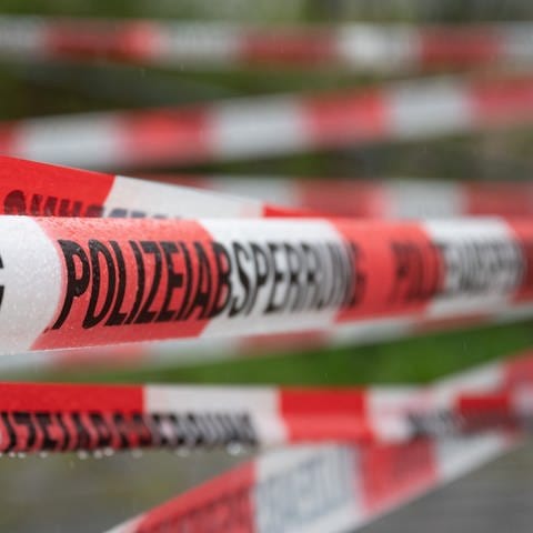 Absperrband der Polizei  - Am Mainzer Europakreisel wurde eine Weltkriegsbombe gefunden. Am Freitag soll sie entschärft werden.
