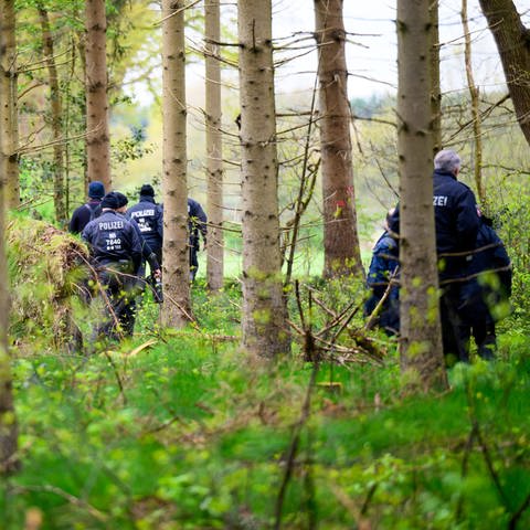 Einsatzkräfte der Polizei sind in einem Waldstück im Einsatz. Von dem vermissten sechs Jahre alten Jungen aus dem niedersächsischen Bremervörde fehlt noch immer jede Spur. (Foto: dpa Bildfunk, picture alliance/dpa | Daniel Reinhardt)