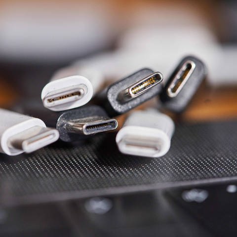Mehrere USB-C-Kabel - USB-C wird einheitlicher Ladestecker: Bald brauchst du nur noch einen Stecker - für all deine Geräte! (Foto: IMAGO, IMAGO / Action Pictures)