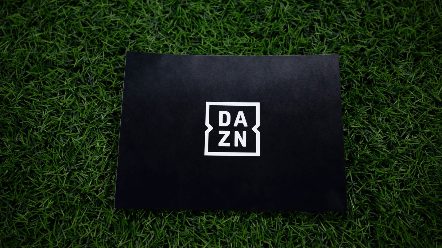 Der Streaminganbieter DAZN soll sich vor einigen Tagen bei der Deutschen Fußball-Liga (DFL) beschwert haben, dass das Paket B unrechtmäßig vergeben wurde. Jetzt droht DAZN mit rechtlichen Schritten. (Foto: IMAGO, IMAGO / Nicolo Campo)