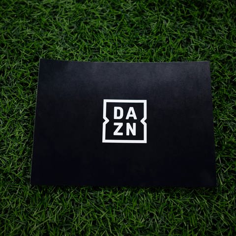 Der Streaminganbieter DAZN soll sich vor einigen Tagen bei der Deutschen Fußball-Liga (DFL) beschwert haben, dass das Paket B unrechtmäßig vergeben wurde. Jetzt droht DAZN mit rechtlichen Schritten. (Foto: IMAGO, IMAGO / Nicolo Campo)