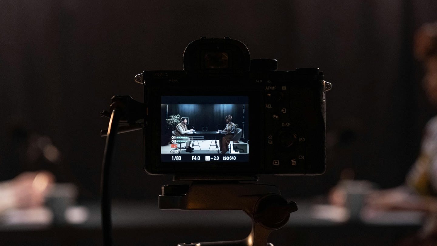 Symbolbild: Ein Mann und eine Frau sitzen in einem Interview vor der Kamera. (Foto: Pexels / cottonbro studio)