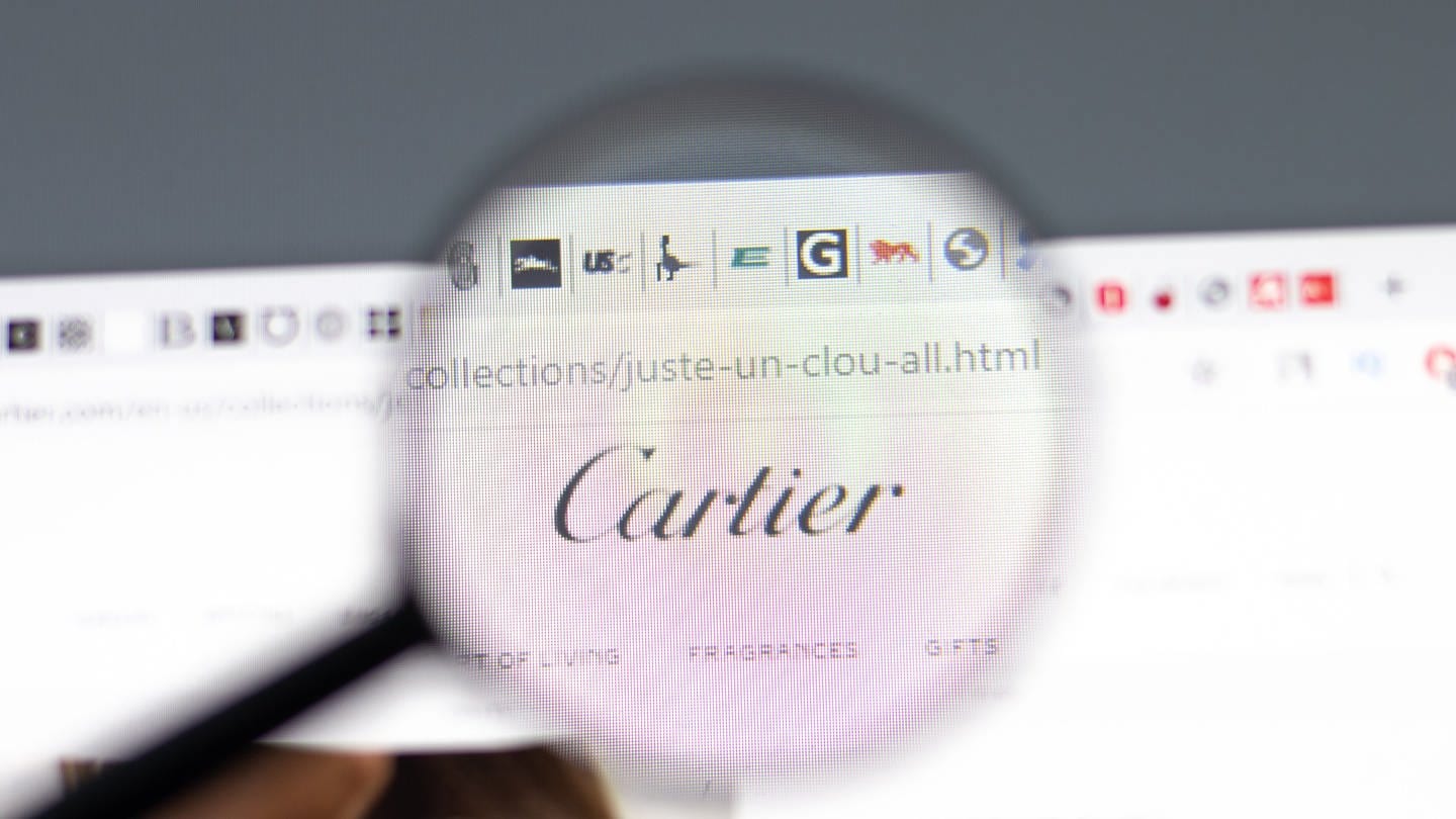 Das Cartier-Logo im Onlone Shop. Bei einem Preisfehler hat ein Mann aus Mexiko ein paar Ohrringe statt für 28.000 Dollar für 28 Dollar erhalten. (Foto: IMAGO, IMAGO / Pond5 Images)