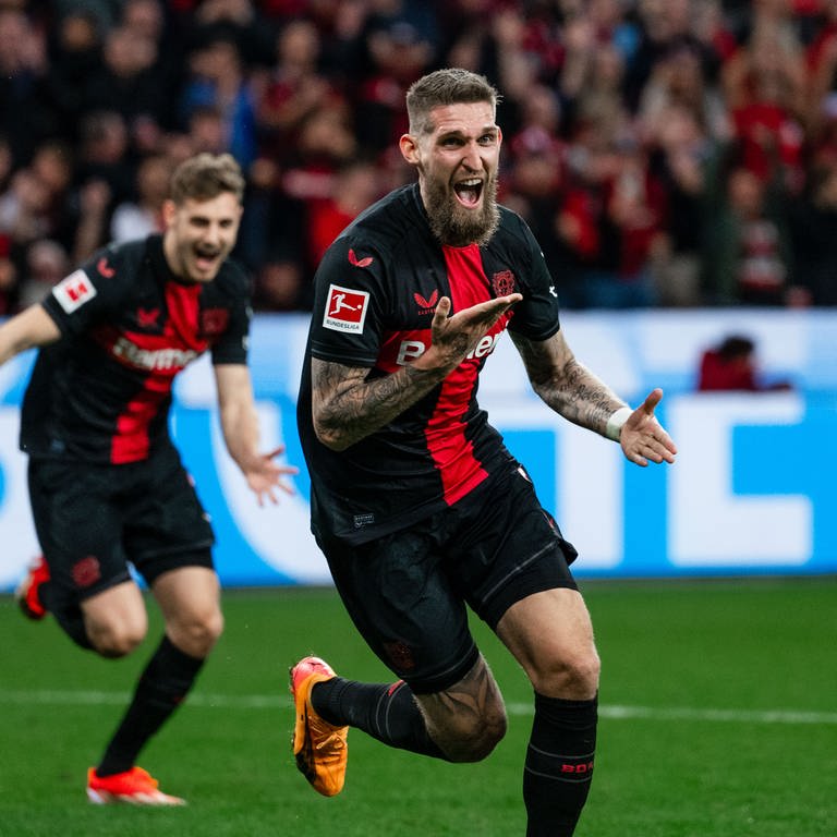 Fußball: Bundesliga, Bayer Leverkusen - VfB Stuttgart, 31. Spieltag, BayArena. Leverkusens Torschütze Robert Andrich jubelt nach seinem Treffer zum 2:2 Ausgleich.