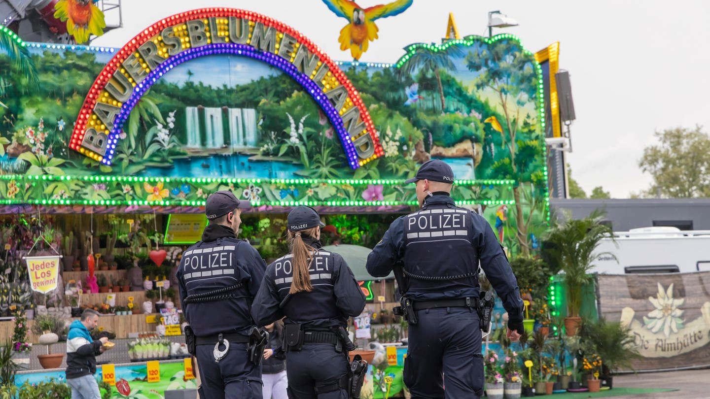 Die Polizei konnte auf dem Suttgarter Frühlingsfest einen Mann mit einer Mahachete festnehmen. (Foto: IMAGO, IMAGO / Arnulf Hettrich)