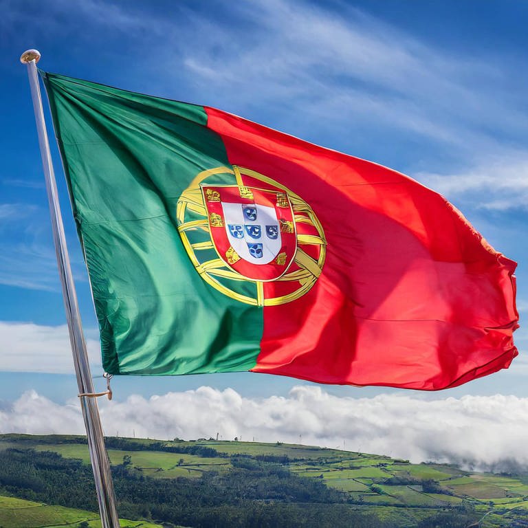 Fahnen, die Nationalfahne von Portugal flattert im Wind