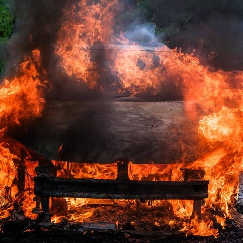 Symbolbild brennendes Auto (Foto: IMAGO, IMAGO / MAXPPP)