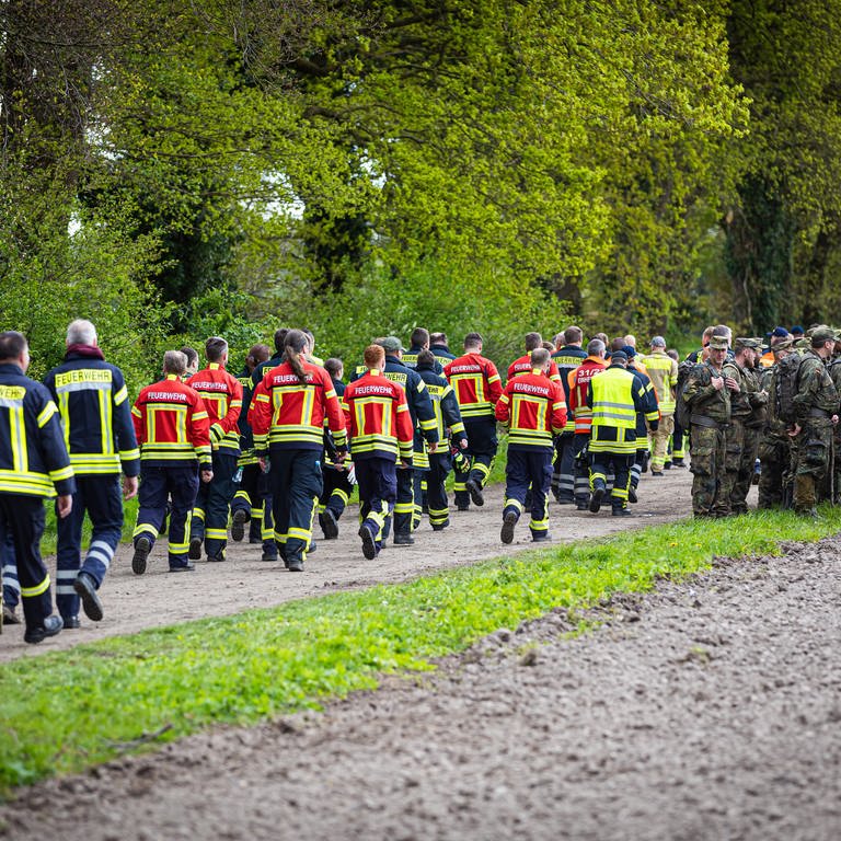 Einsatzkräfte der Feuerwehr und Soldaten der Bundeswehr sammeln sich an einem Weg um in der Folge ein Feld abzusuchen. Der sechs Jahre alte Arian aus Elm wird weiter vermisst. Die Suche nach ihm geht weiter.