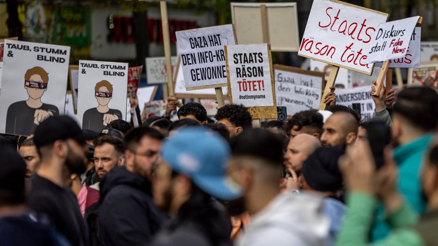 Demonstrierende auf einer islamistischen Veranstaltung in Hamburg: Deutliche Äußerung gegen Demokratie in Deutschland (Foto: dpa Bildfunk, picture alliance/dpa | Axel Heimken)