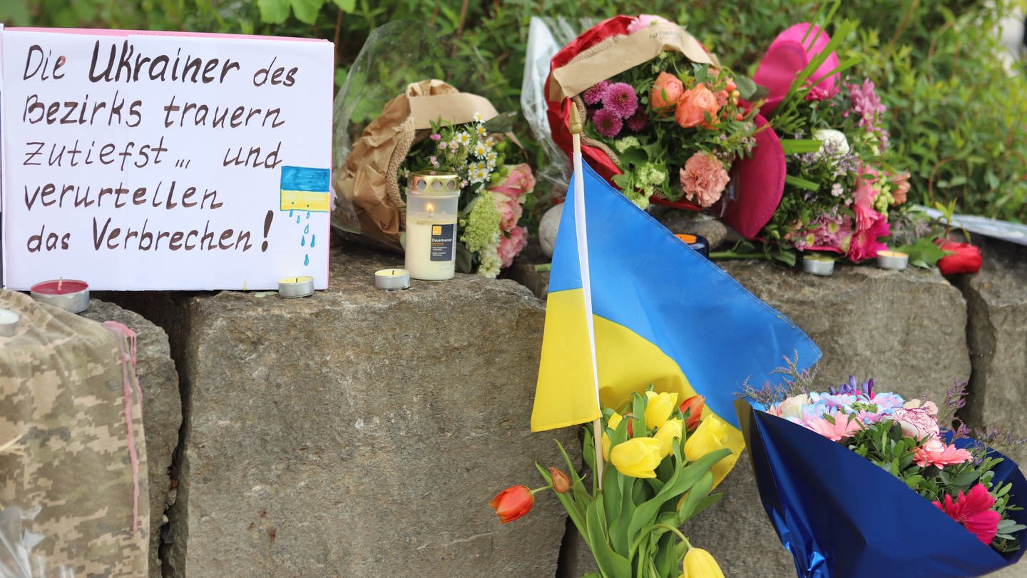 Trauer um zwei getötete Ukrainer in Bayern. Die Männer waren wegen ihrer Kriegsverletzungen zur Reha in Murnau. (Foto: dpa Bildfunk, picture alliance/dpa | Constanze Wilz)