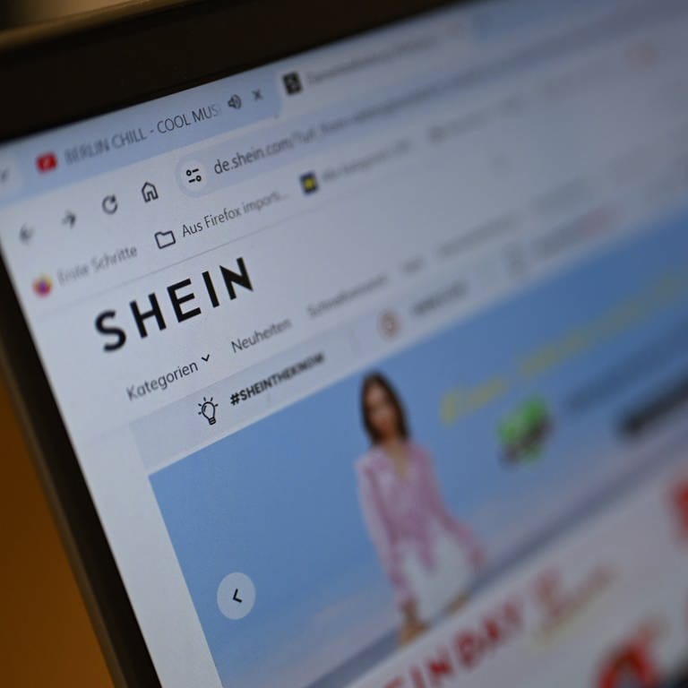 Die Website von Shein ist auf einem Laptop zu sehen.