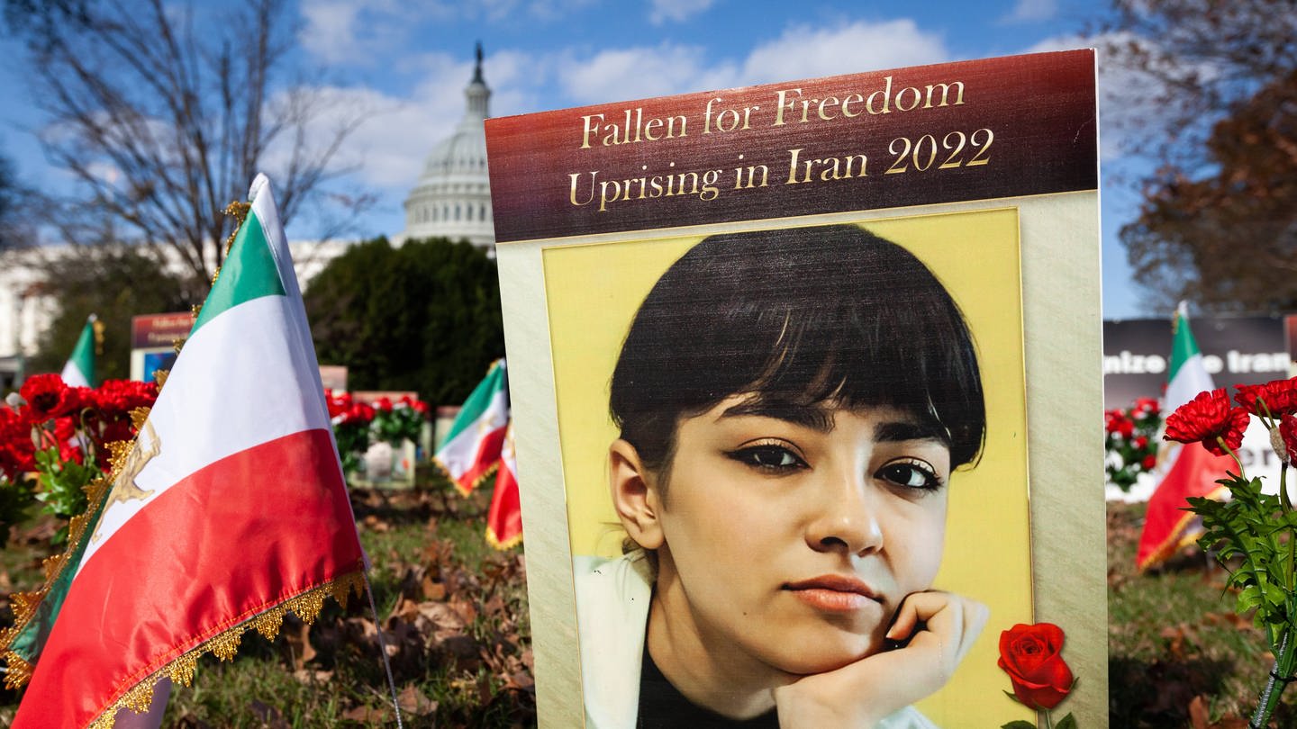 Memorial at US Capitol for Iranians killed in recent protests A photo of Nika Shah Karmi is one of hundreds of signs and flowers filling a lawn at the US Capitol, memorializing protesters killed in the 2019 and 2022 uprisings in Iran. (Foto: IMAGO, Copyright: xAllisonxBaileyx originalFilename: bailey-memorial221117_npX6P.jpg)