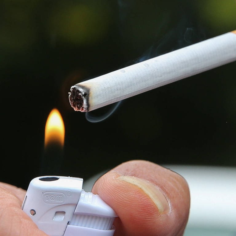 Ein junger Mann aus Wiesbaden wollte sich nur eine Zigarette anzünden. Das ging ziemlich schief.