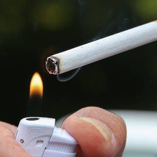 Ein junger Mann aus Wiesbaden wollte sich nur eine Zigarette anzünden. Das ging ziemlich schief. (Foto: IMAGO, IMAGO / localpic)