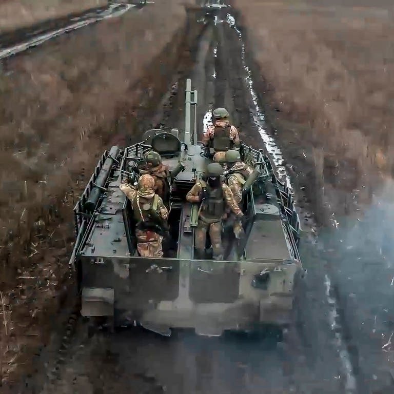 Symbolbild: Soldaten der russischen Armee fahren mit ihrem gepanzerten Fahrzeug. - Die USA werfen Russland vor, Chemiewaffen eingesetzt zu haben.