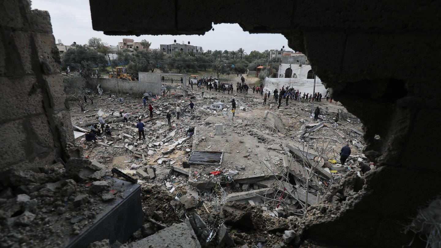 Menschen im Gazastreifen suchen nach einem Luftangriff nach ihren Habseligkeiten in den Trümmern ihrer Häuser. (Foto: IMAGO, IMAGO / APAimages)