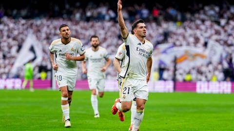 Real Madrids Brahim Diaz jubelt nach dem Führungstreffer seiner Mannschaft im Spiel zwischen Real Madrid und Cádiz in der spanischen La Liga im Santiago Bernabeu Stadion.