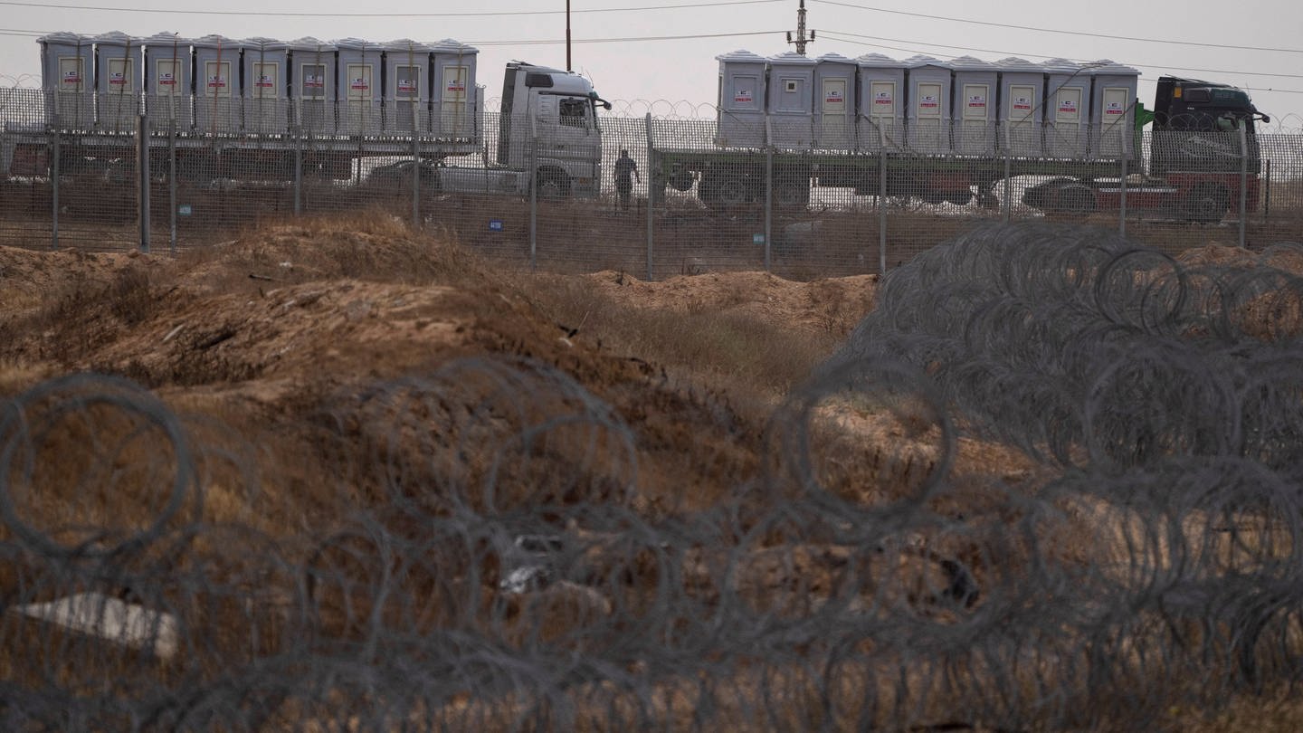 Lastwagen mit humanitären Hilfsgütern für den Gazastreifen warten auf der ägyptischen Seite am Grenzübergang Kerem Schalom. (Foto: dpa Bildfunk, picture alliance/dpa/AP | Leo Correa)