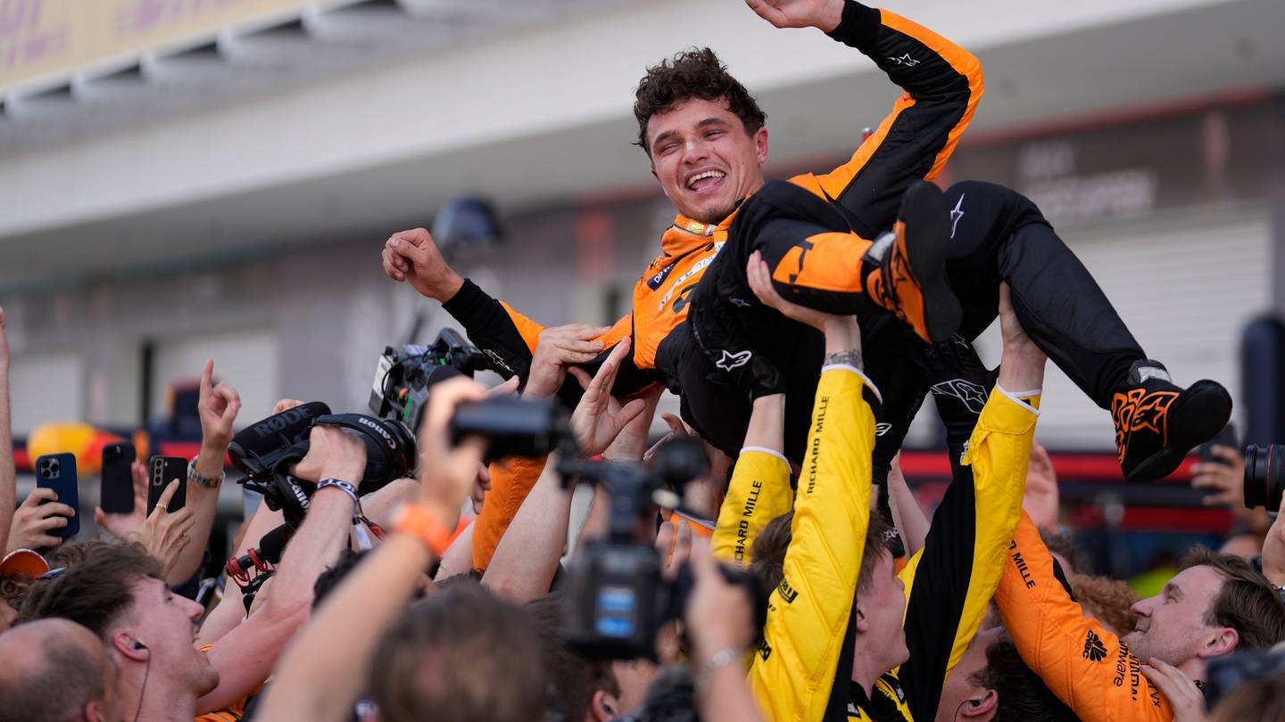 Der britische McLaren-Pilot Lando Norris wird nach seinem Sieg beim Formel-1-Grand-Prix von Miami von seinem Team gefeiert. (Foto: dpa Bildfunk, picture alliance/dpa/AP | Rebecca Blackwell)