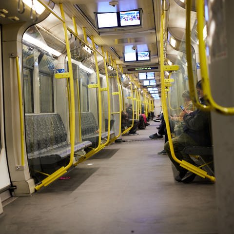 Die U-Bahn U8 in Berlin am frühen Morgen.