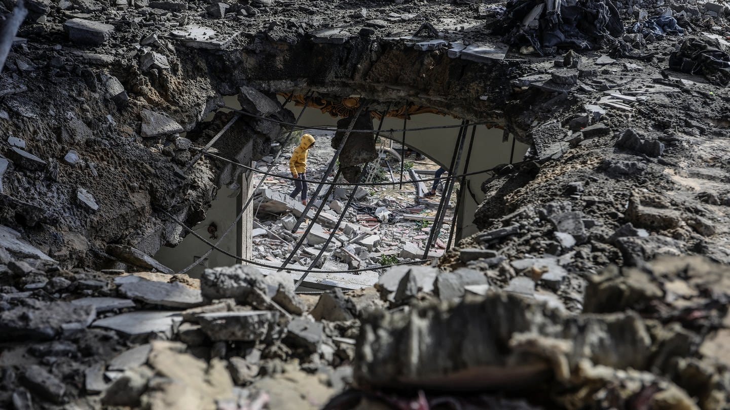 Palästinenser inspizieren die Trümmer eines zerstörten Hauses der Familie Tawabta nach einem israelischen Luftangriff, der zahlreiche Tote und Verletzte gefordert hat. (Foto: dpa Bildfunk, picture alliance/dpa | Abed Rahim Khatib)