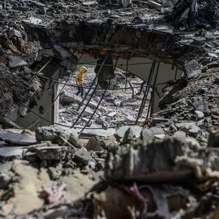 Palästinenser inspizieren die Trümmer eines zerstörten Hauses der Familie Tawabta nach einem israelischen Luftangriff, der zahlreiche Tote und Verletzte gefordert hat.