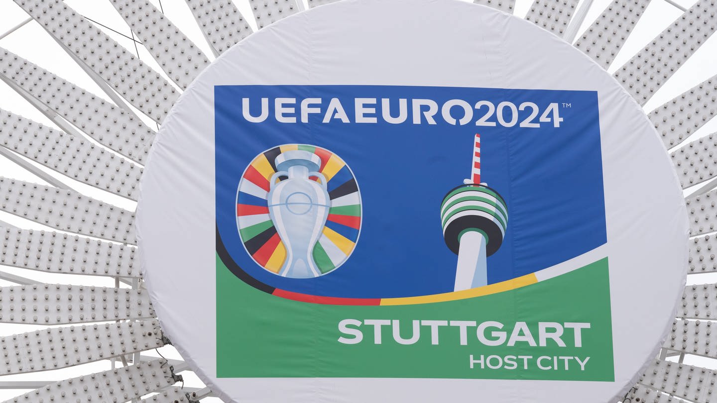 Das Logo der Spielstadt Stuttgart für die Fußball Europameisterschaft UEFA Euro 2024 ist in der Mitte eines Riesenrades auf dem Schlossplatz angebracht. (Foto: dpa Bildfunk, picture alliance/dpa | Bernd Weißbrod)